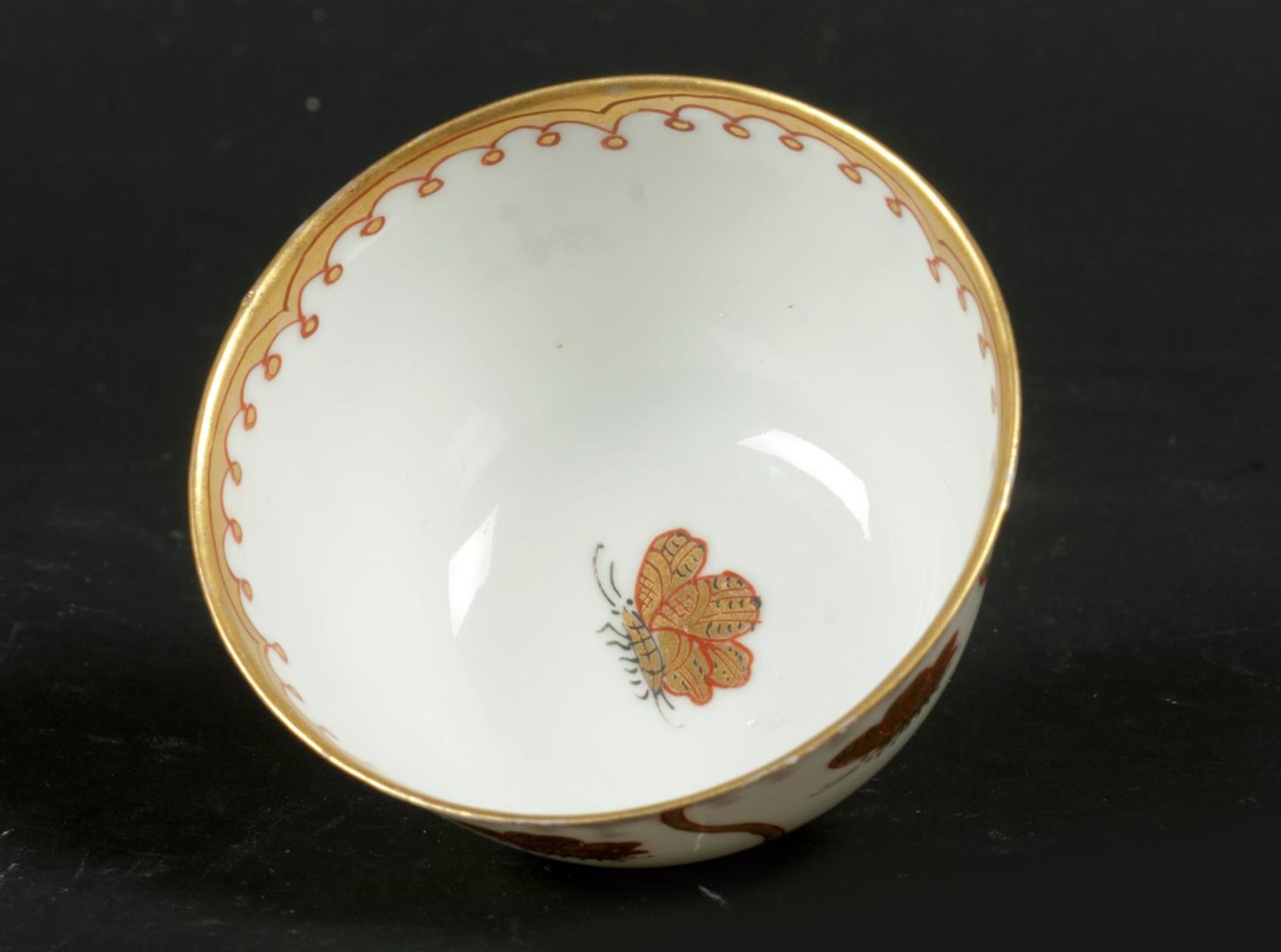 A porcelain cup with a gilded flowerbed decoration with but - Bild 2 aus 3