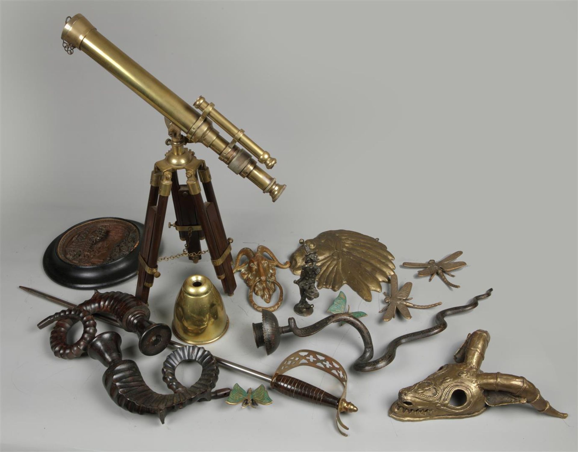 A lot of various bronze and nautical objects.