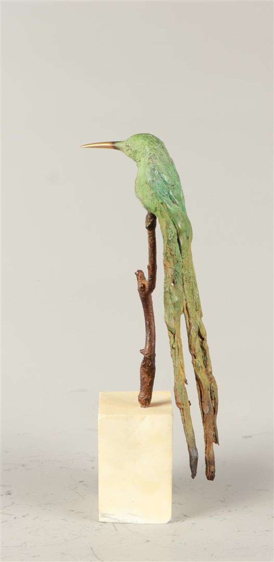 A patinated bronze of a long-tailed hummingbird sitting on  - Bild 2 aus 3