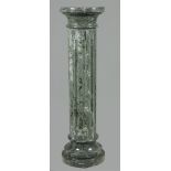 A green marble column. H.: 100 cm.