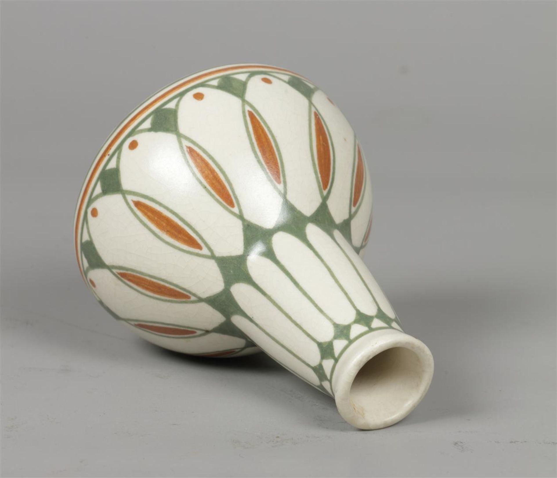An earthenware vase with a line decoration all around, desi - Bild 2 aus 3
