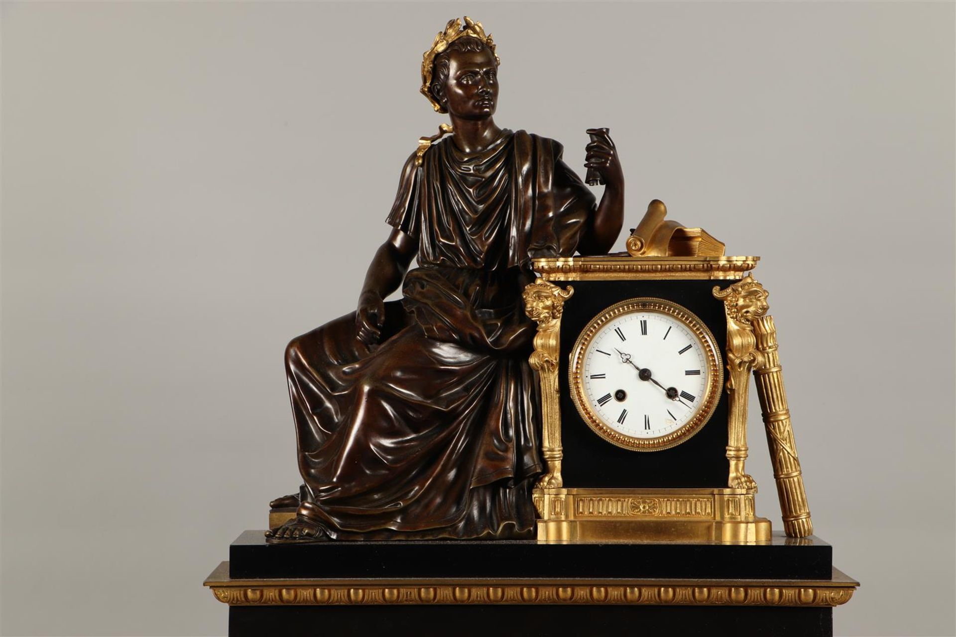 A capital mantel clock. The string timepiece is housed in a - Bild 2 aus 9