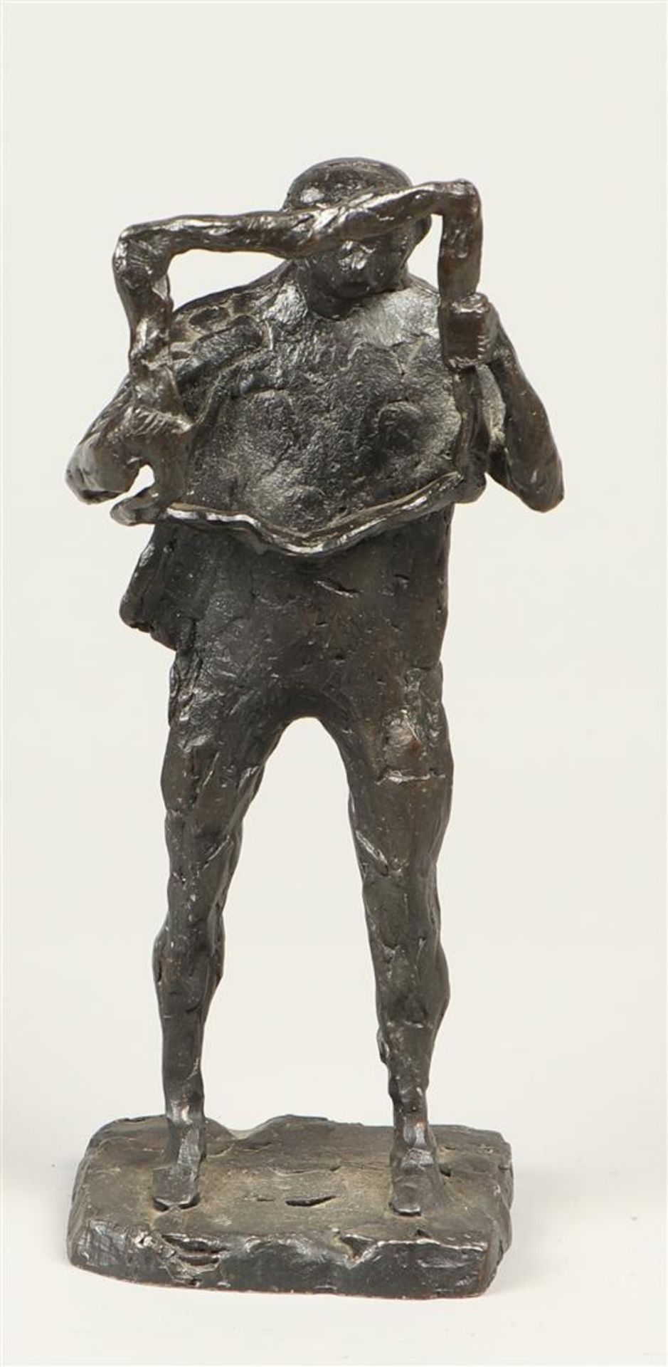 A bronze sculpture depicting a man reading the newspaper. s