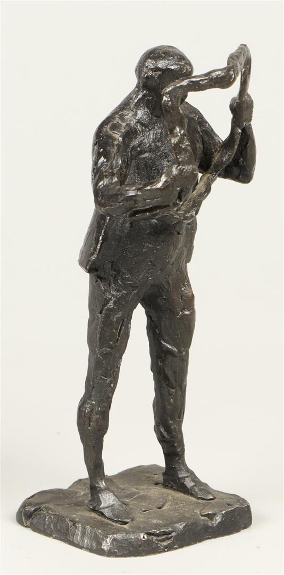 A bronze sculpture depicting a man reading the newspaper. s - Bild 3 aus 3