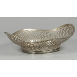 AÊopenworked silverÊbasket, 850/1000. 295 grams. Diam.: 25,