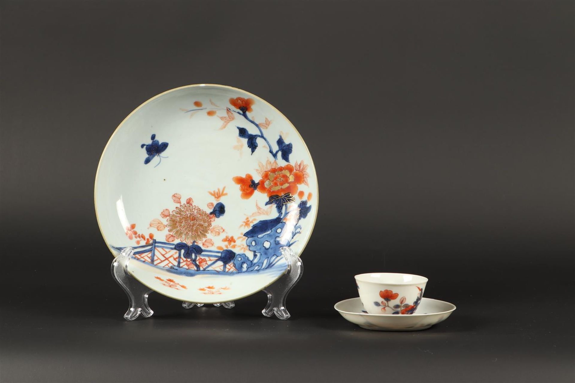 A porcelain cup and saucer with Imari decor. China, 18th ce - Bild 3 aus 4