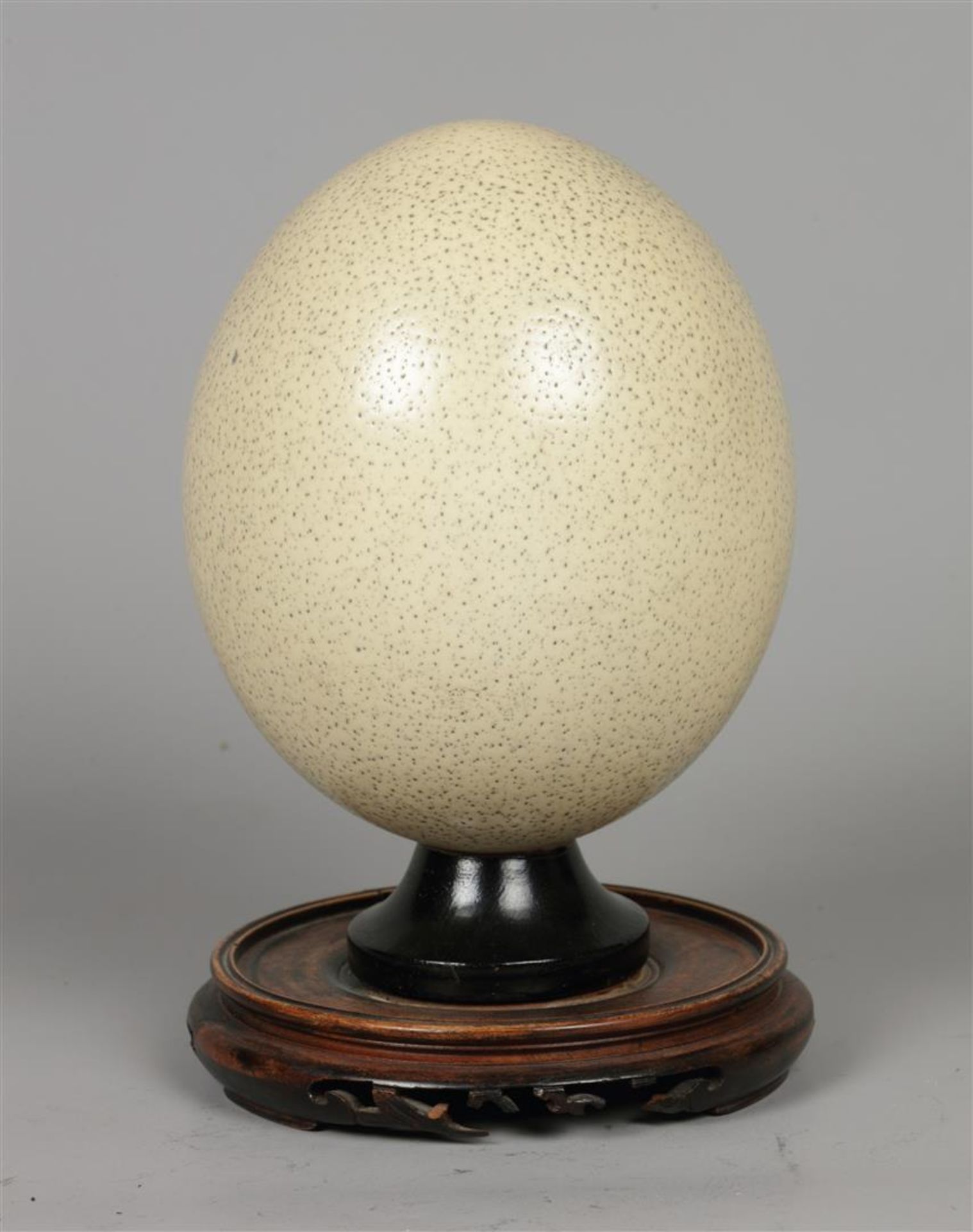 An ostrich egg on foot, depicting a whaler. (replica) 20th  - Bild 2 aus 2