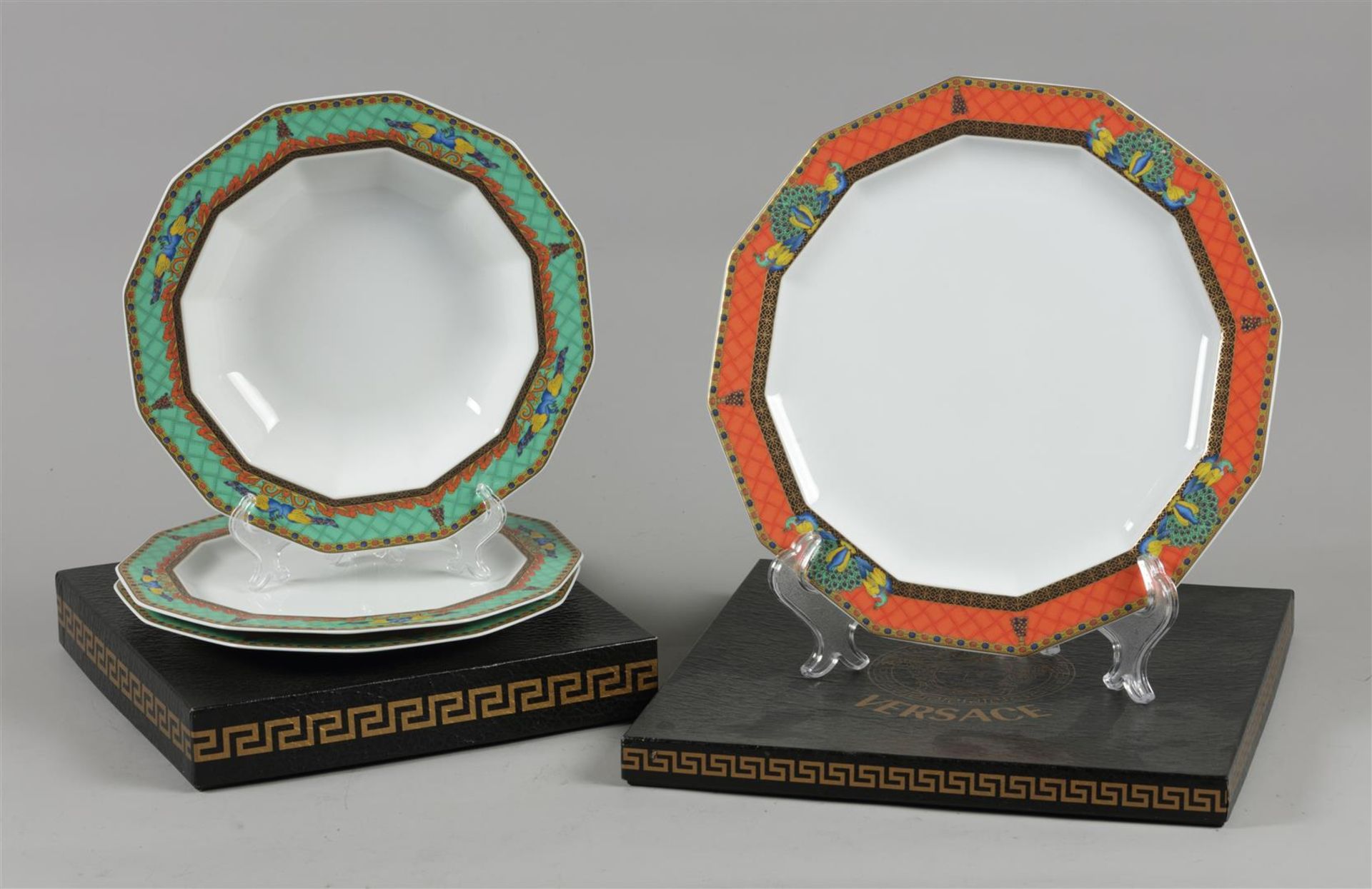 A lot of porcelain plates consisting of a dinner plate, two