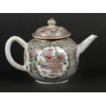 A porcelain famille rose teapot. China, Yongzheng. H.: 13,5