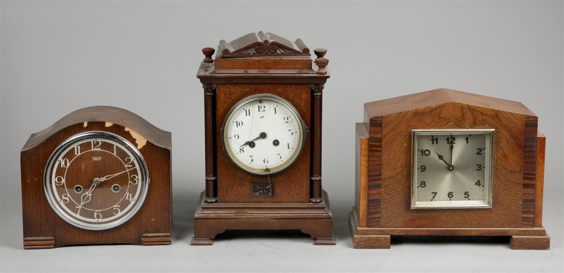 A lot of various table clocks and clock parts.