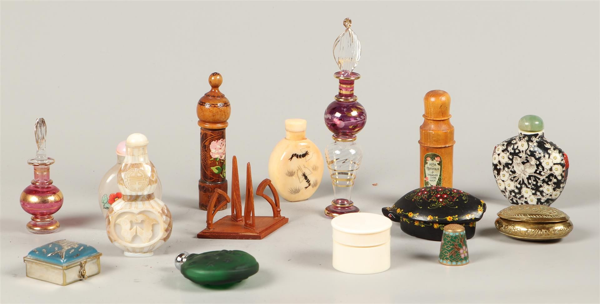 A lot of Various including snuff bottles and pill boxes.