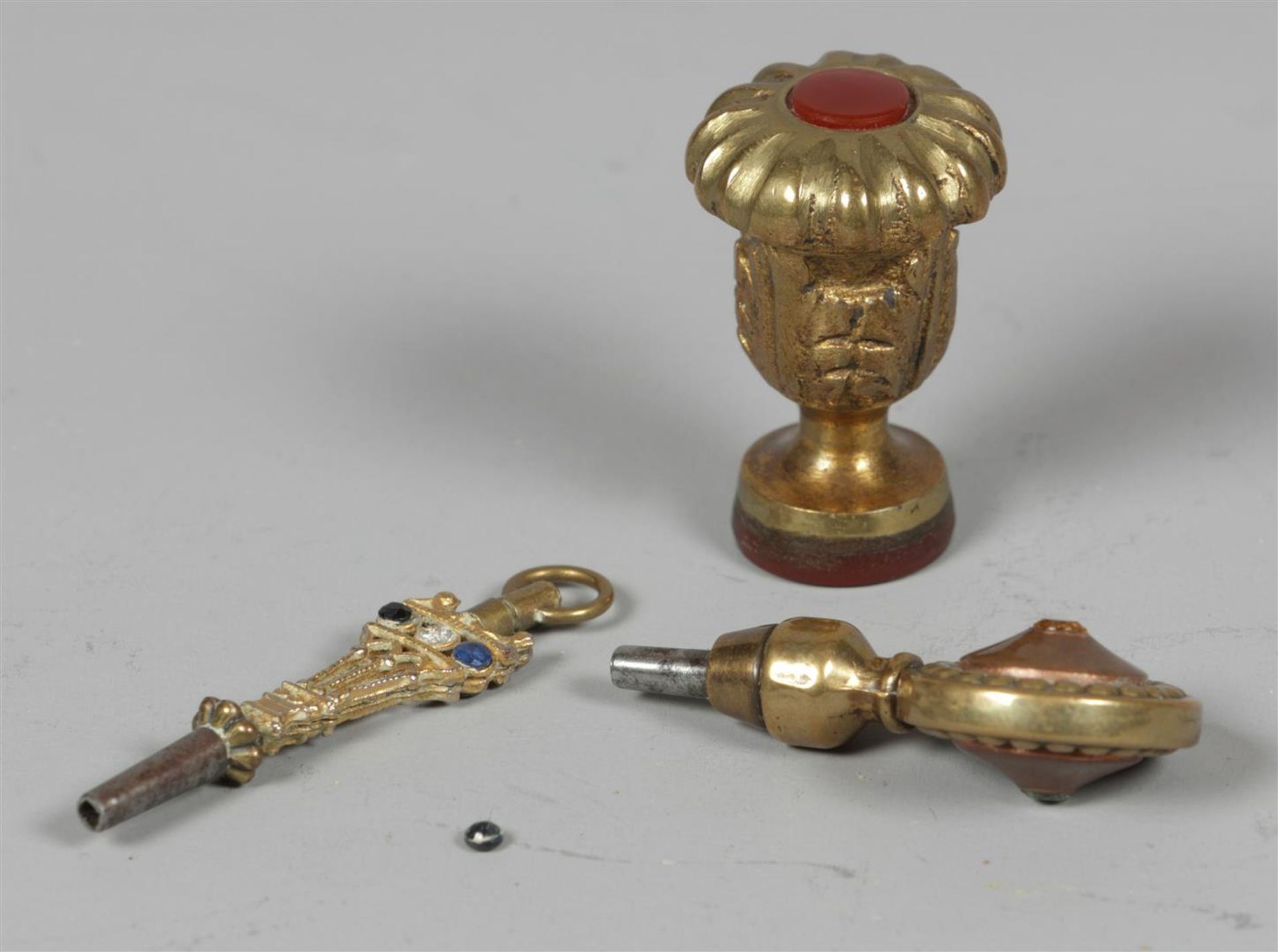 A lot consisting of a wax stamp and two pocket watch keys, 