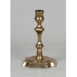 A bronze candlestick. England, 18th century. H.: 16,5 cm.