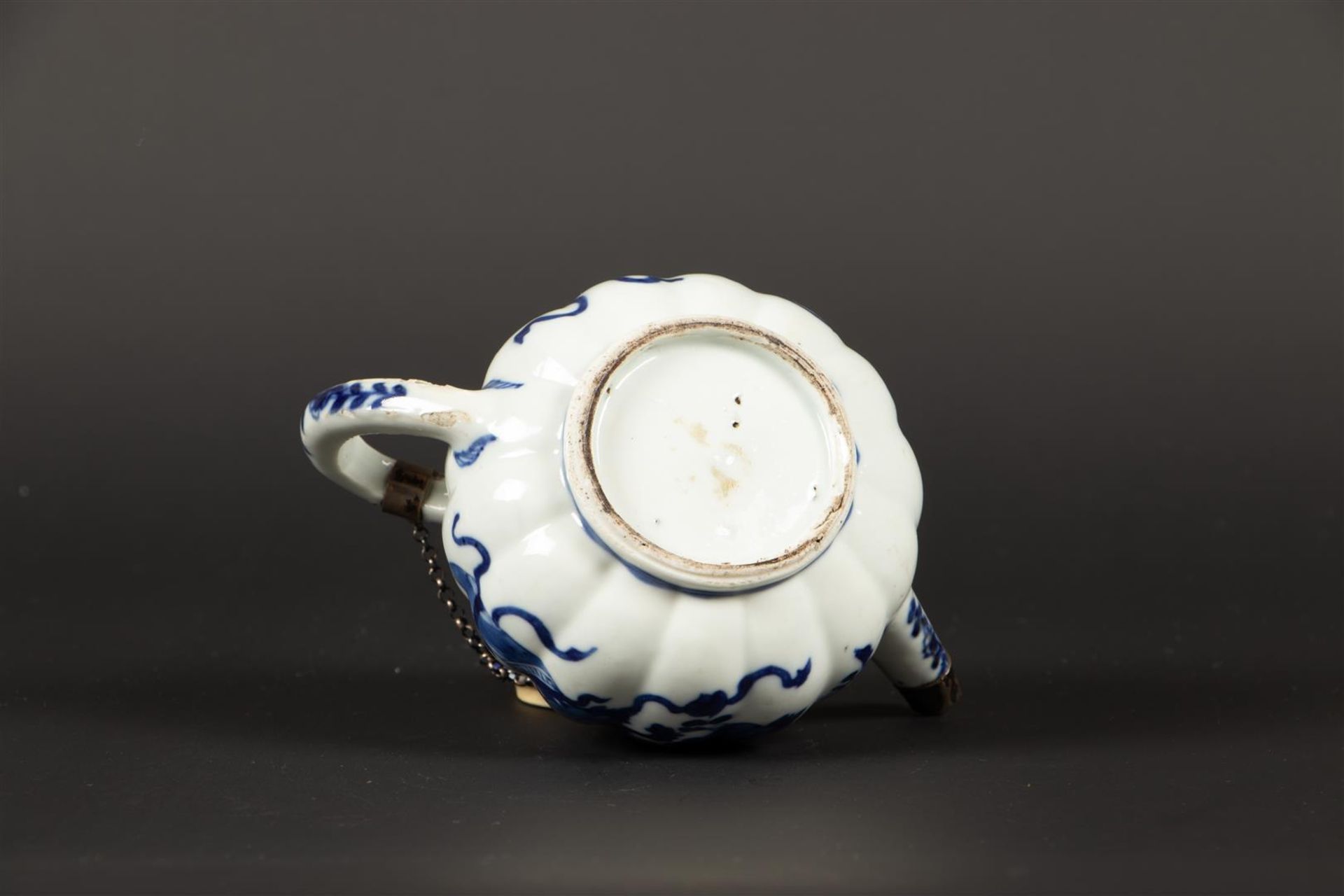 A porcelain ribbed teapot with floral decor, with silver mo - Bild 6 aus 6