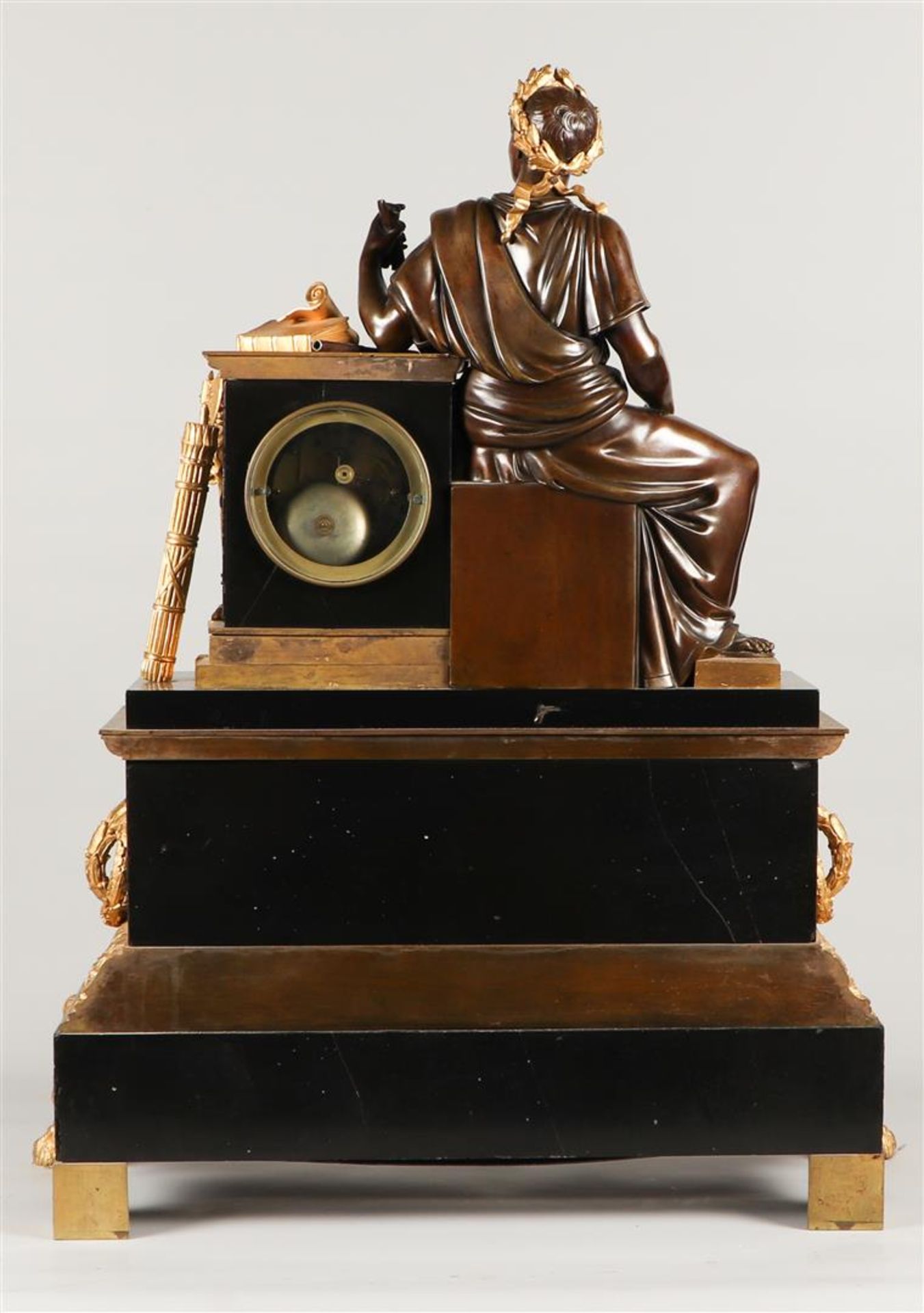 A capital mantel clock. The string timepiece is housed in a - Bild 9 aus 9