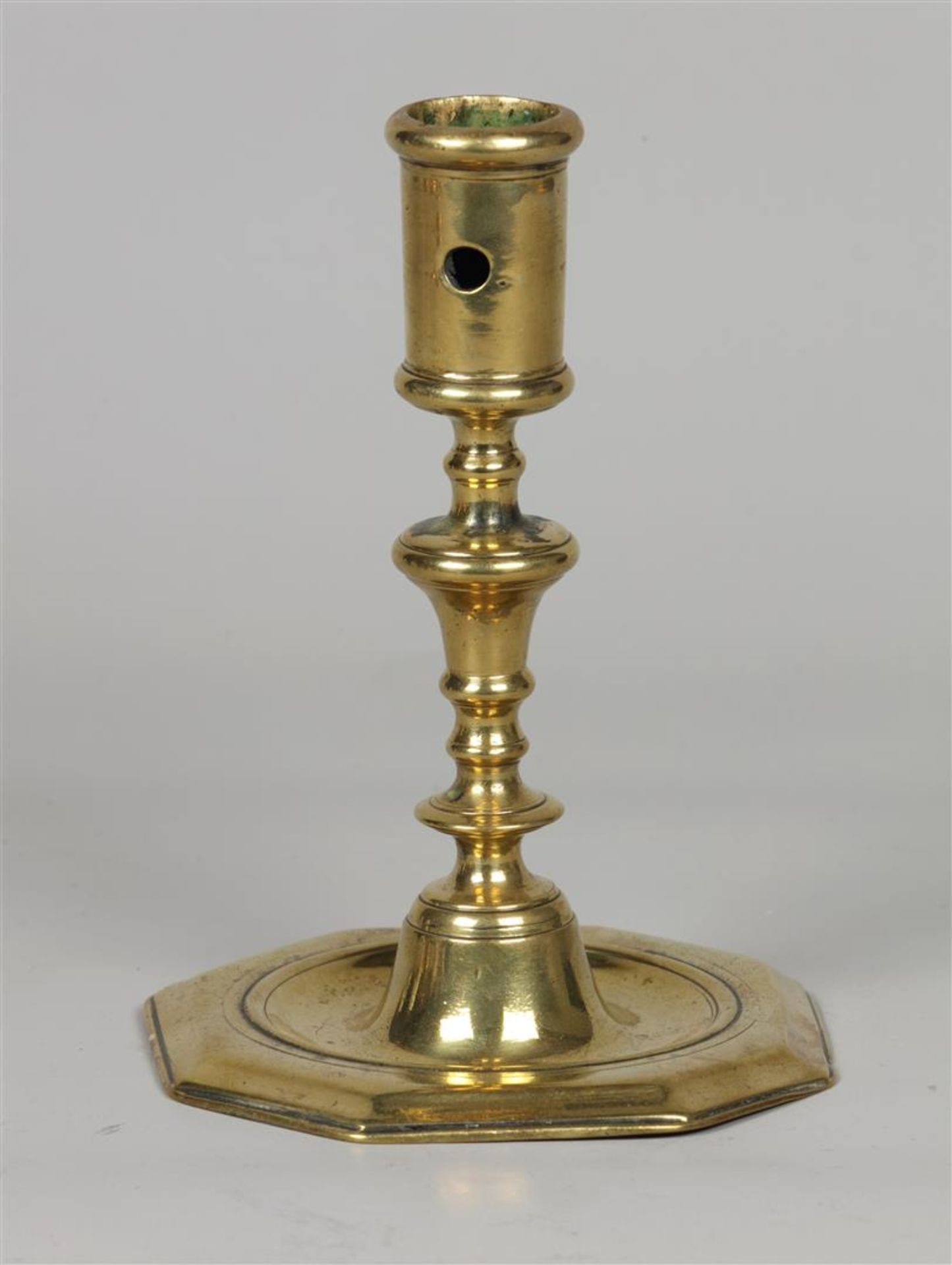 A bronze candlestick. Netherlands, 18th century.
H.: 15 cm.