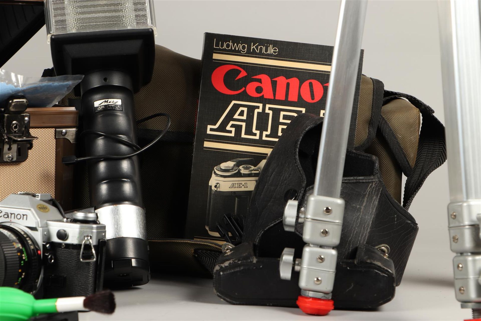 A lot containing a.o. a Canon AE1 analogue camera with macr - Image 3 of 4
