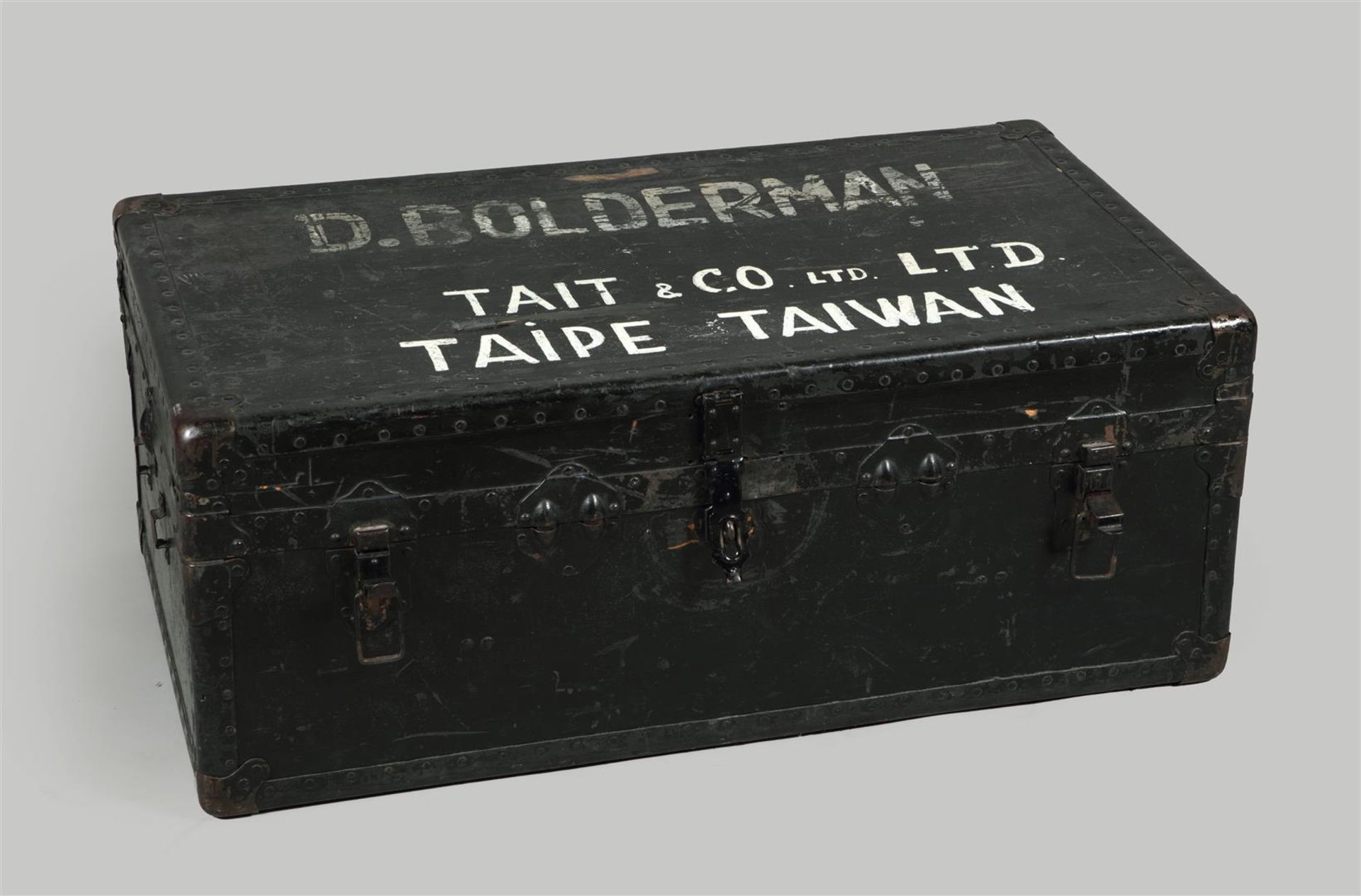 An old travel chest with the inscription "D.Bolderman Tait 