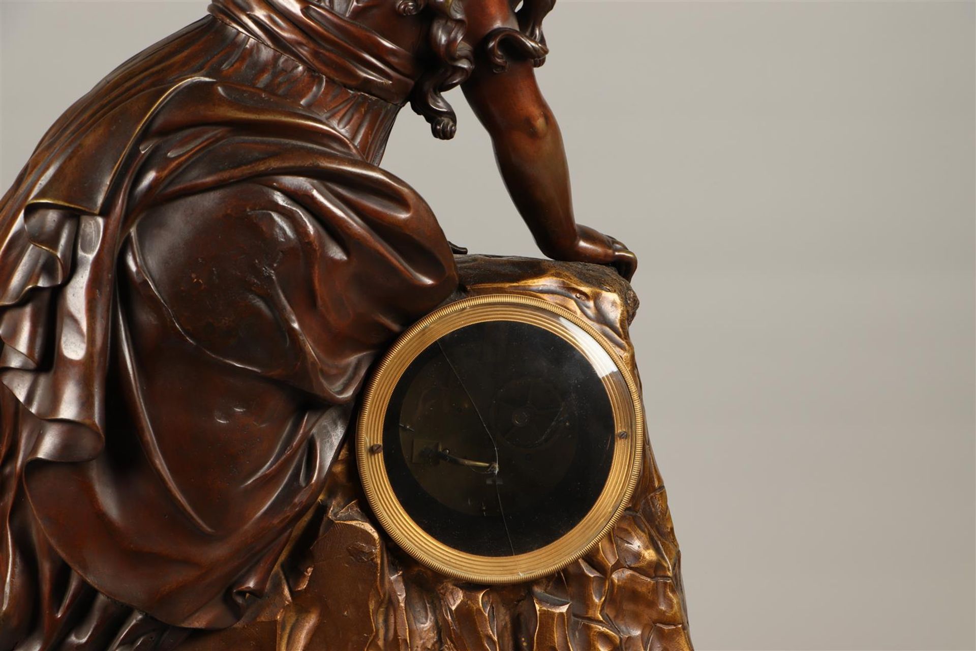 A large mantel clock in a bronze case depicting a young bea - Bild 7 aus 8