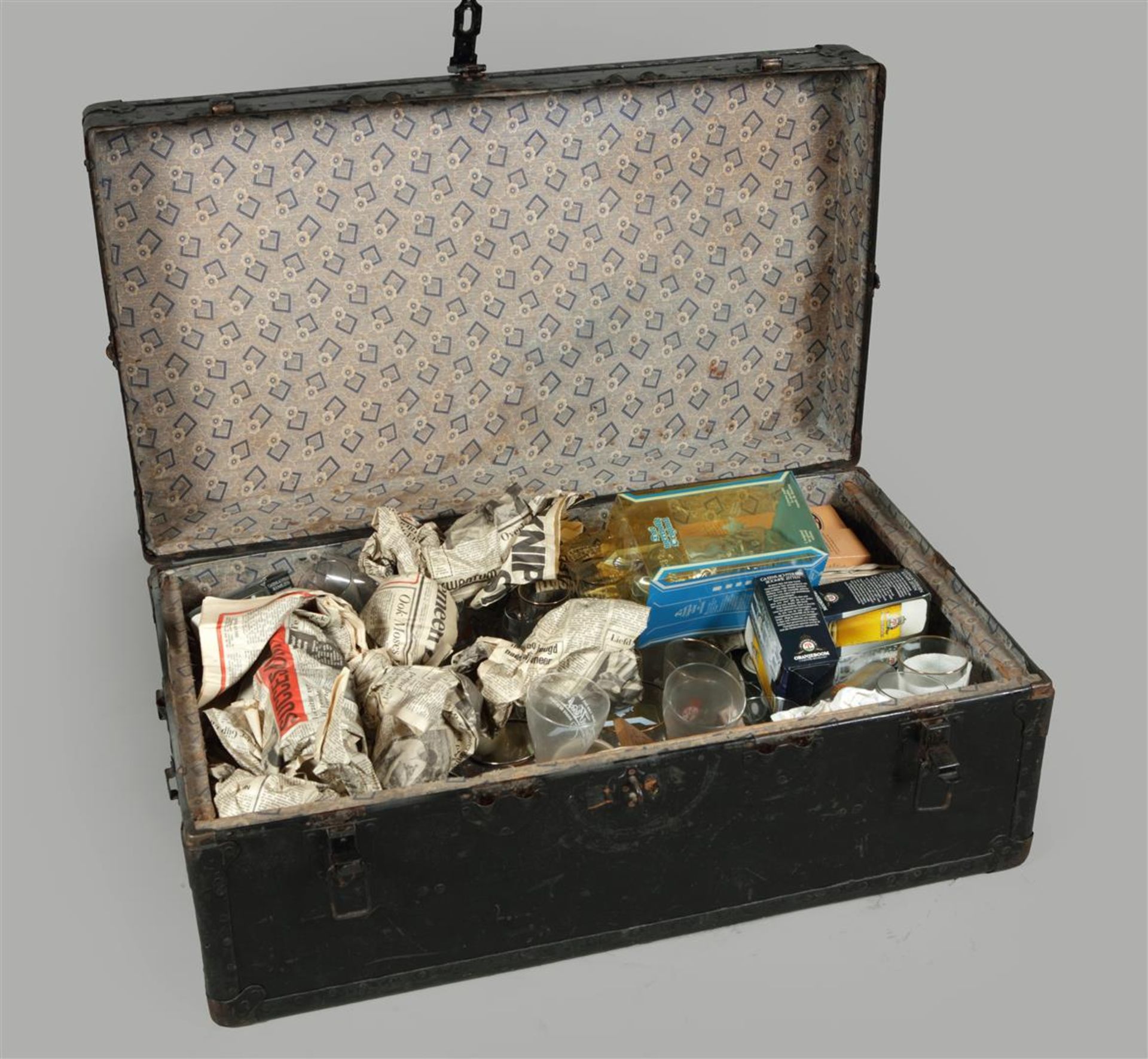 An old travel chest with the inscription "D.Bolderman Tait  - Bild 2 aus 2