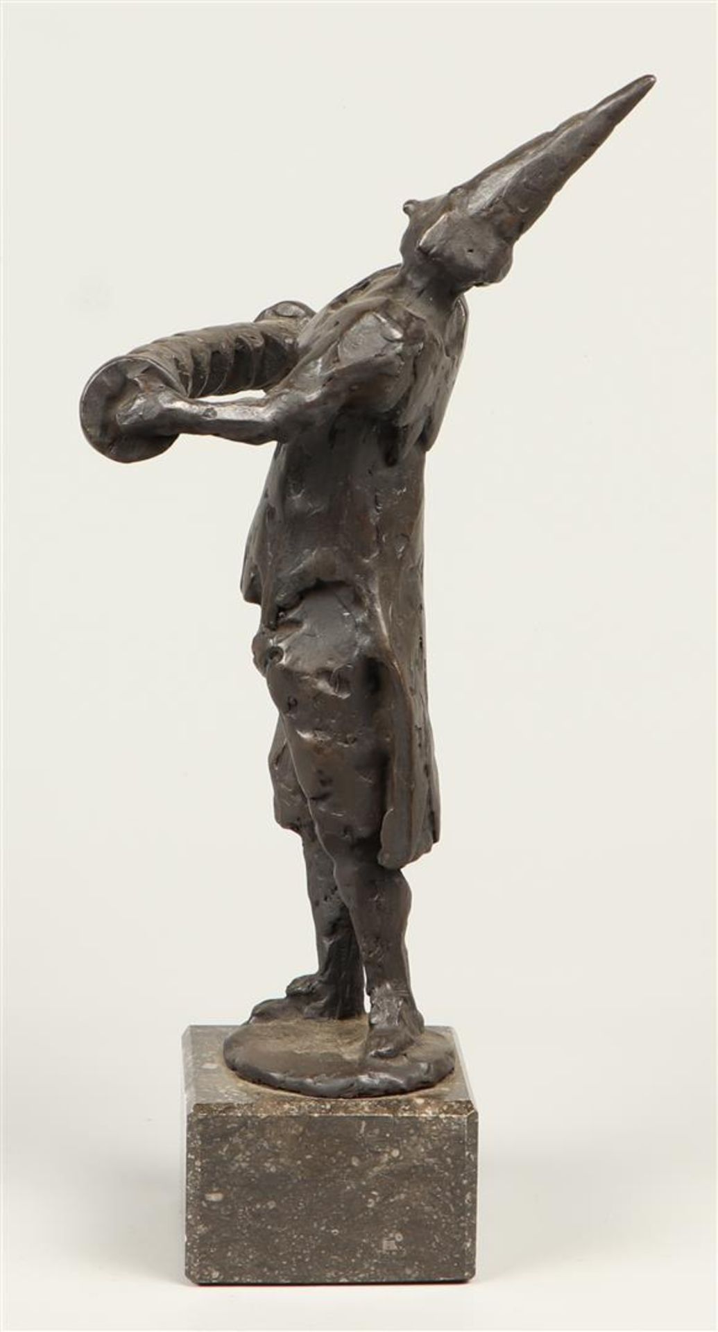 A bronze sculpture of an accordion playing clown. 2nd half  - Bild 2 aus 4