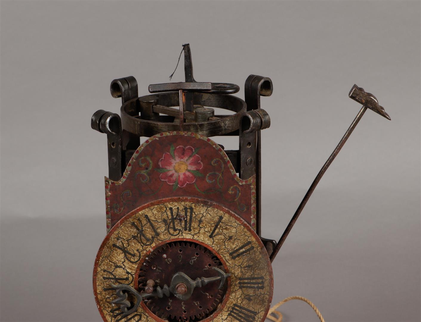 Een smeedijzeren klok, 19e eeuw, naar ouder, 16e-eeuws, voo - Image 3 of 8