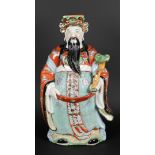 Een porseleinen famile rose figuur van Fu Xing, gemerkt aan