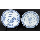 Twee porseleinen schotels beide met floraal decor, China, Y