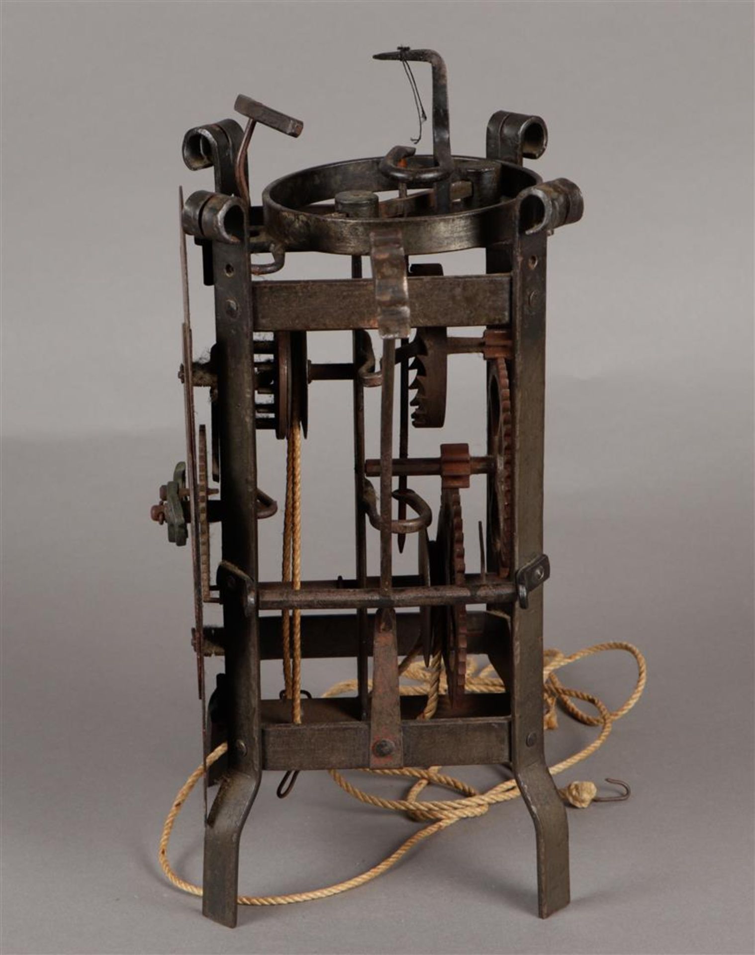 Een smeedijzeren klok, 19e eeuw, naar ouder, 16e-eeuws, voo - Image 4 of 8