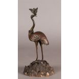 Een Japans bronzen scultuur van een kraanvogel met kroon om