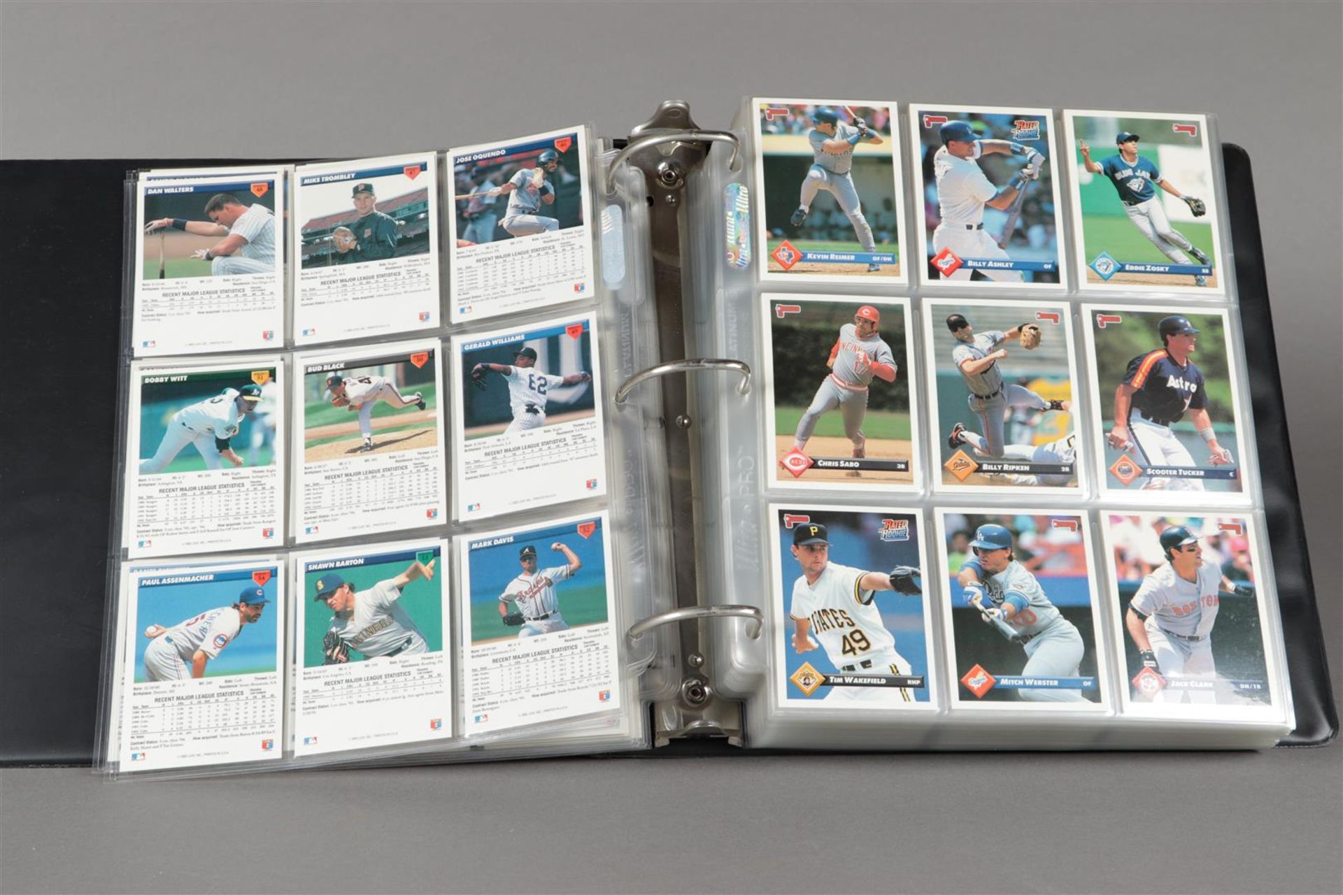 Een map met circa 760 "1993 Donruss  Baseball Cards". - Image 2 of 2