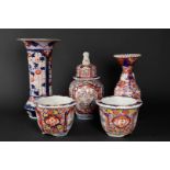 Een lot divers porselein met Imari decor. Japan, 19e eeuw.