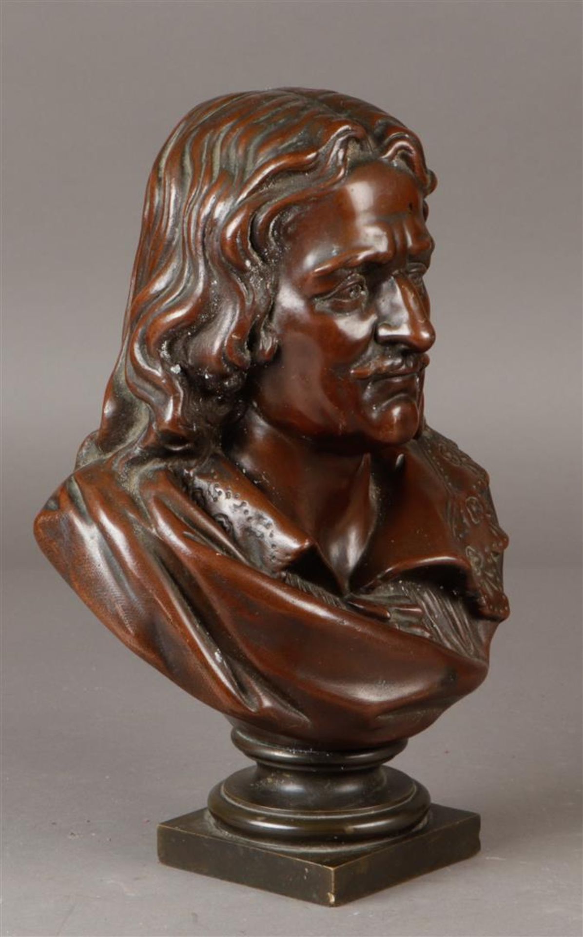 Een bruin gepatineerde bronzen buste van een heer in 17e-ee - Image 2 of 4
