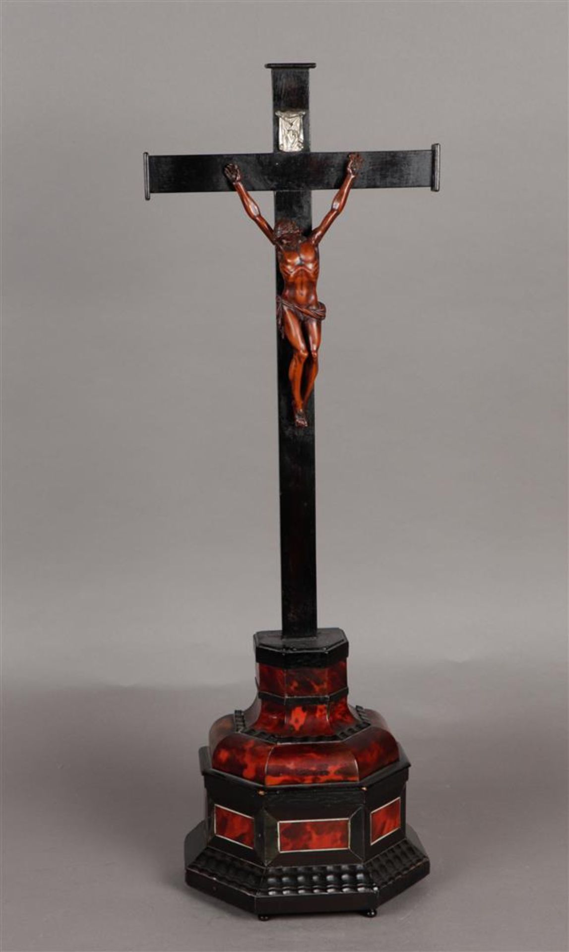 A 19th century crucifix on tortoiseshell base.
H.: 45 cm. 