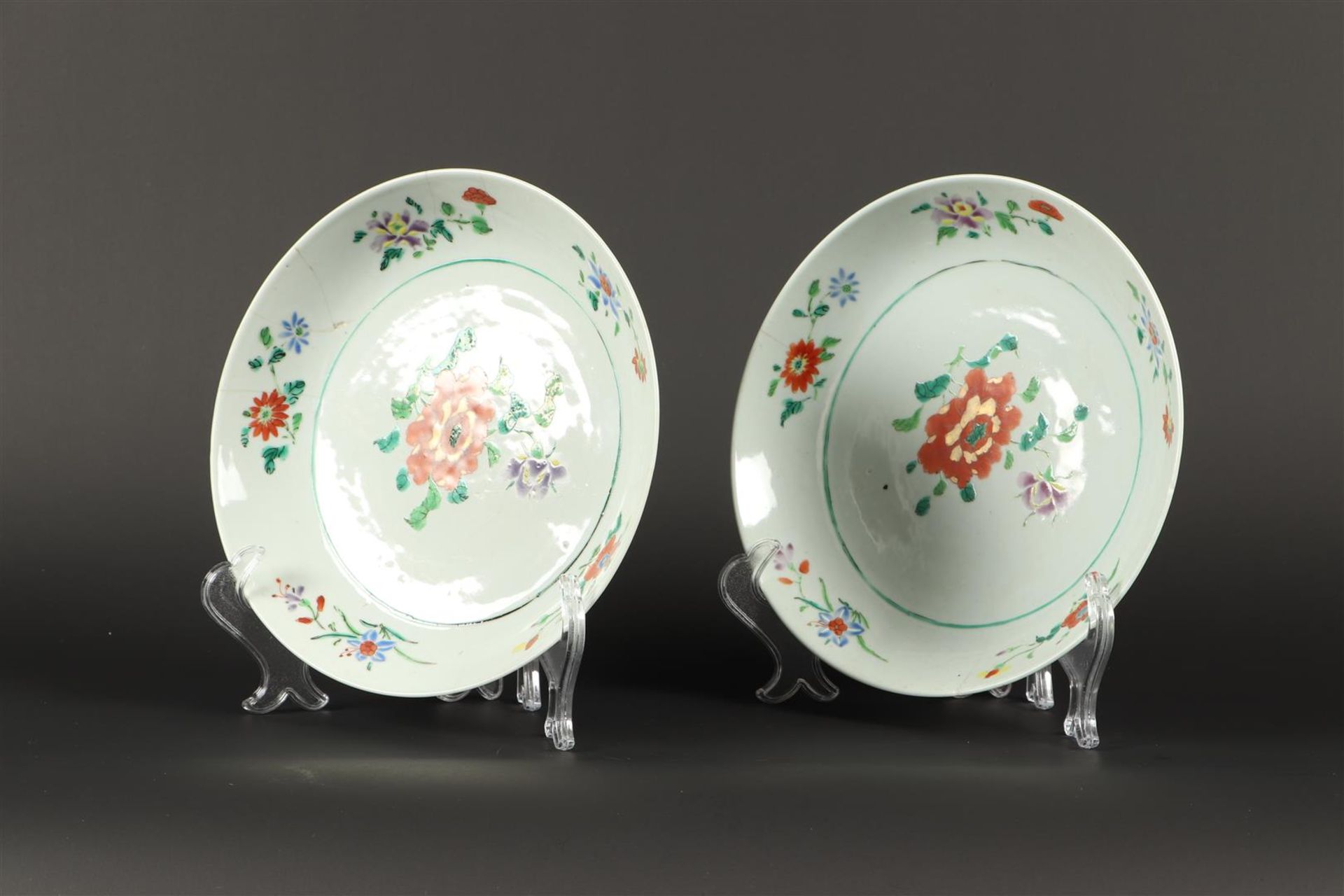 Een set porseleinen borden met floraal decor. China, 18e ee - Image 2 of 5