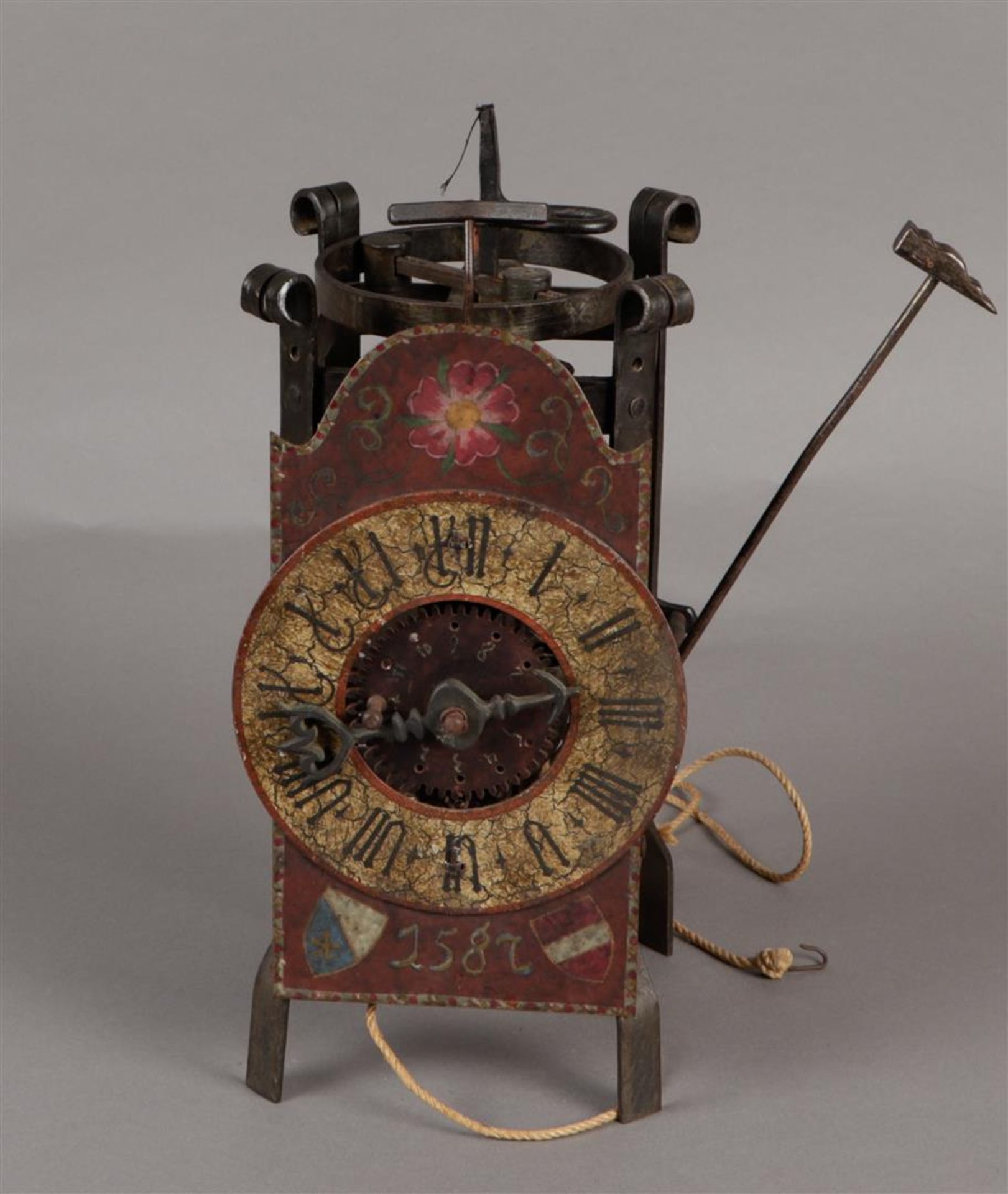 Een smeedijzeren klok, 19e eeuw, naar ouder, 16e-eeuws, voo