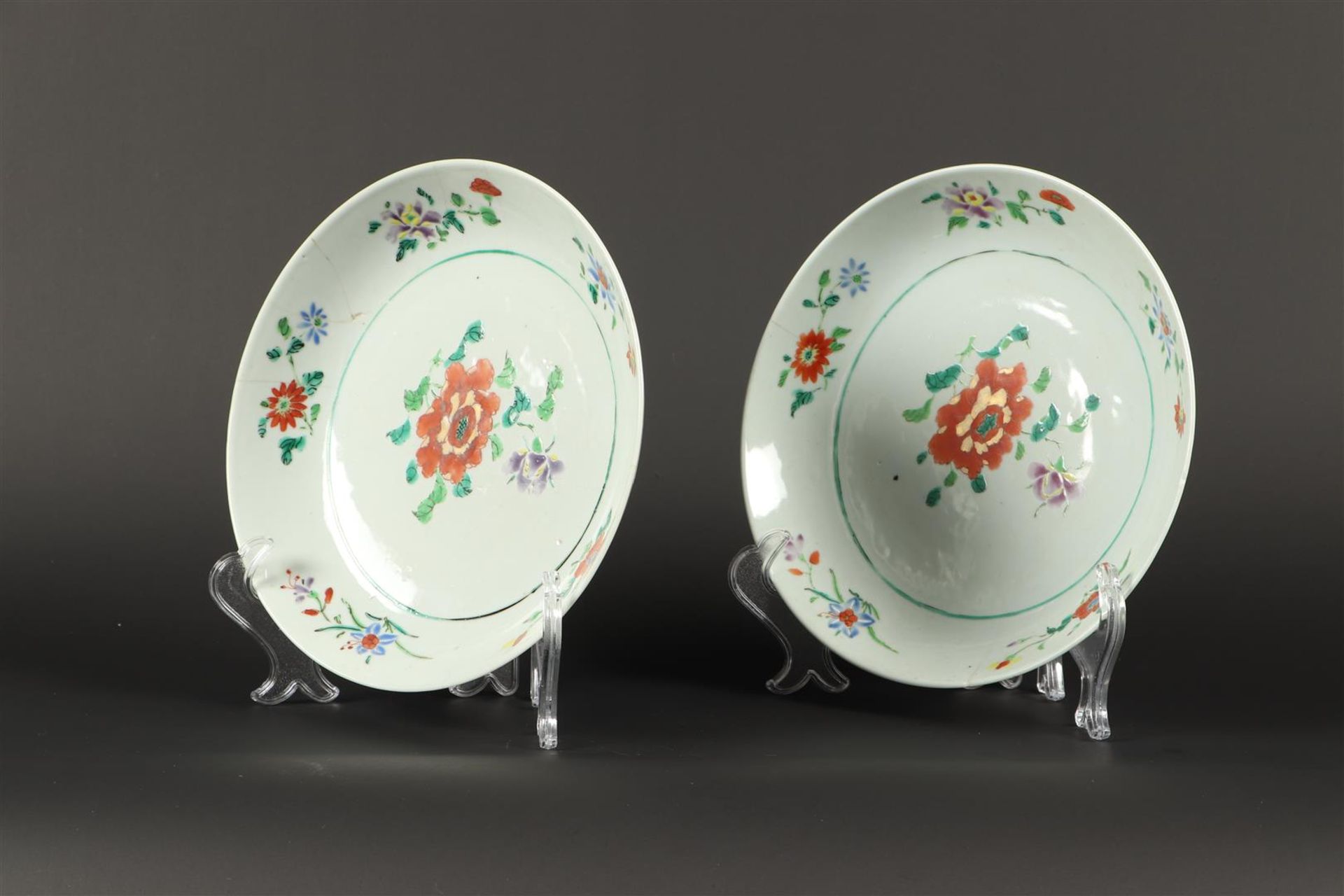 Een set porseleinen borden met floraal decor. China, 18e ee