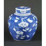 Een porseleinen gemberpot voorzien van prunusdecor op blauw