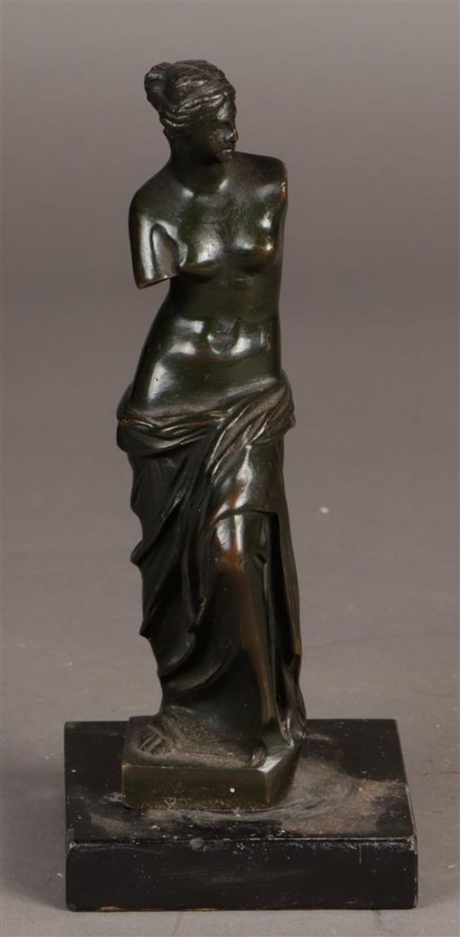 Een bronzen  "Grand Tour" beeldje van de Venus van Milo. Ee