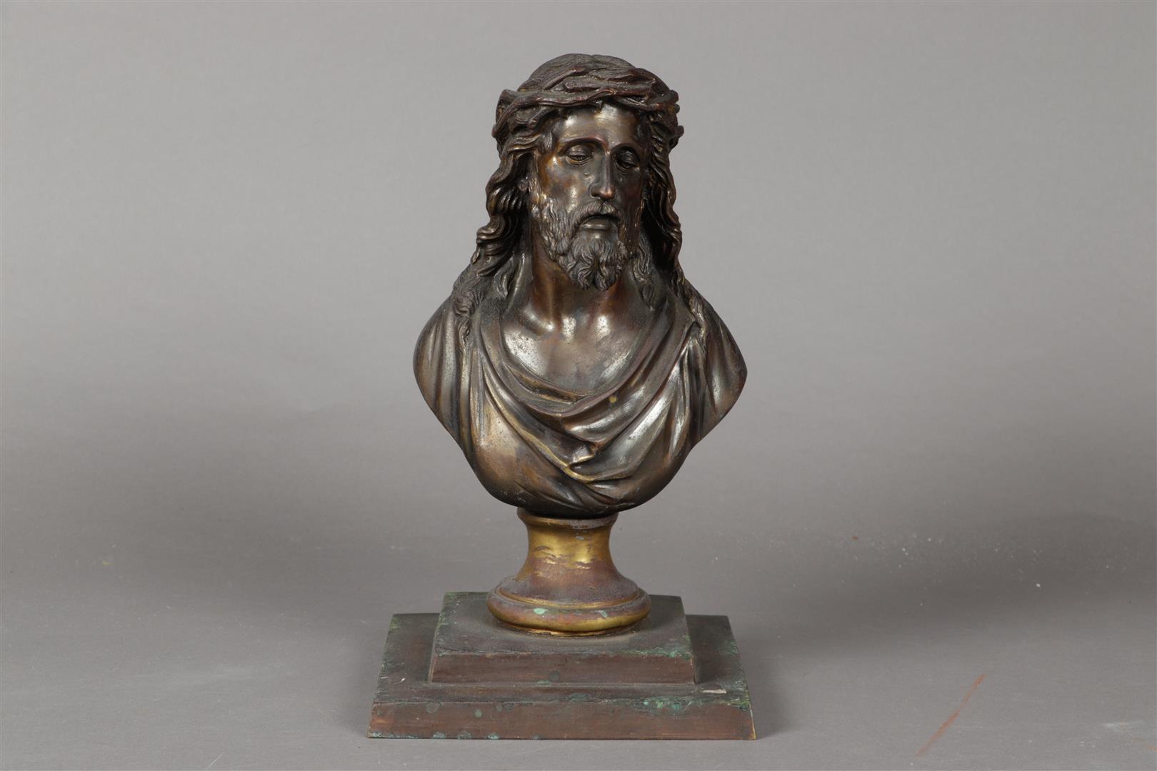 Een bronzen buste, van een wenende Christus, op dito voet. 