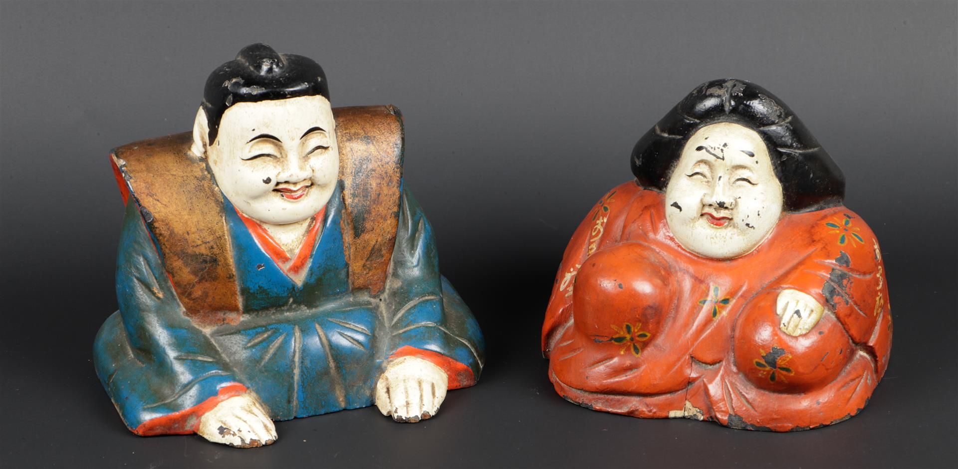 Een lot van twee erotsiche houten figuren. Japan, 20e eeuw.