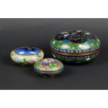 Een lot diverse cloisonnŽ waaronder twee dekseldozen. China