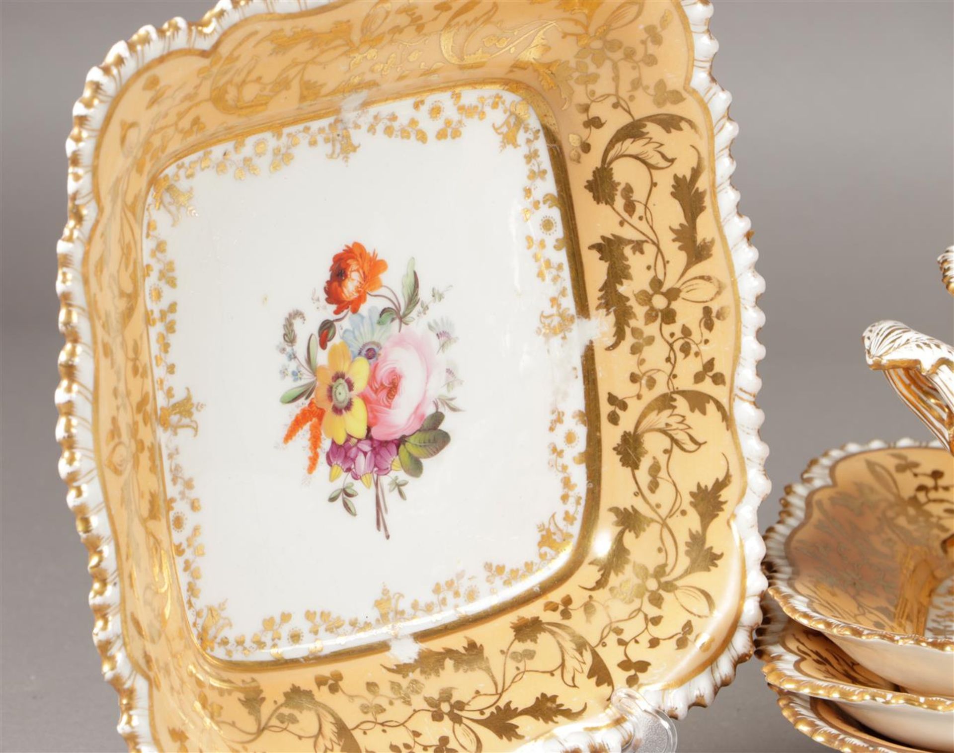 Een porseleinen servies onderdeel met floraal decor. Frankr - Image 3 of 3