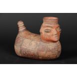 Een pre-columbiaans (stijl) aardewerk schenkkan in de vorm