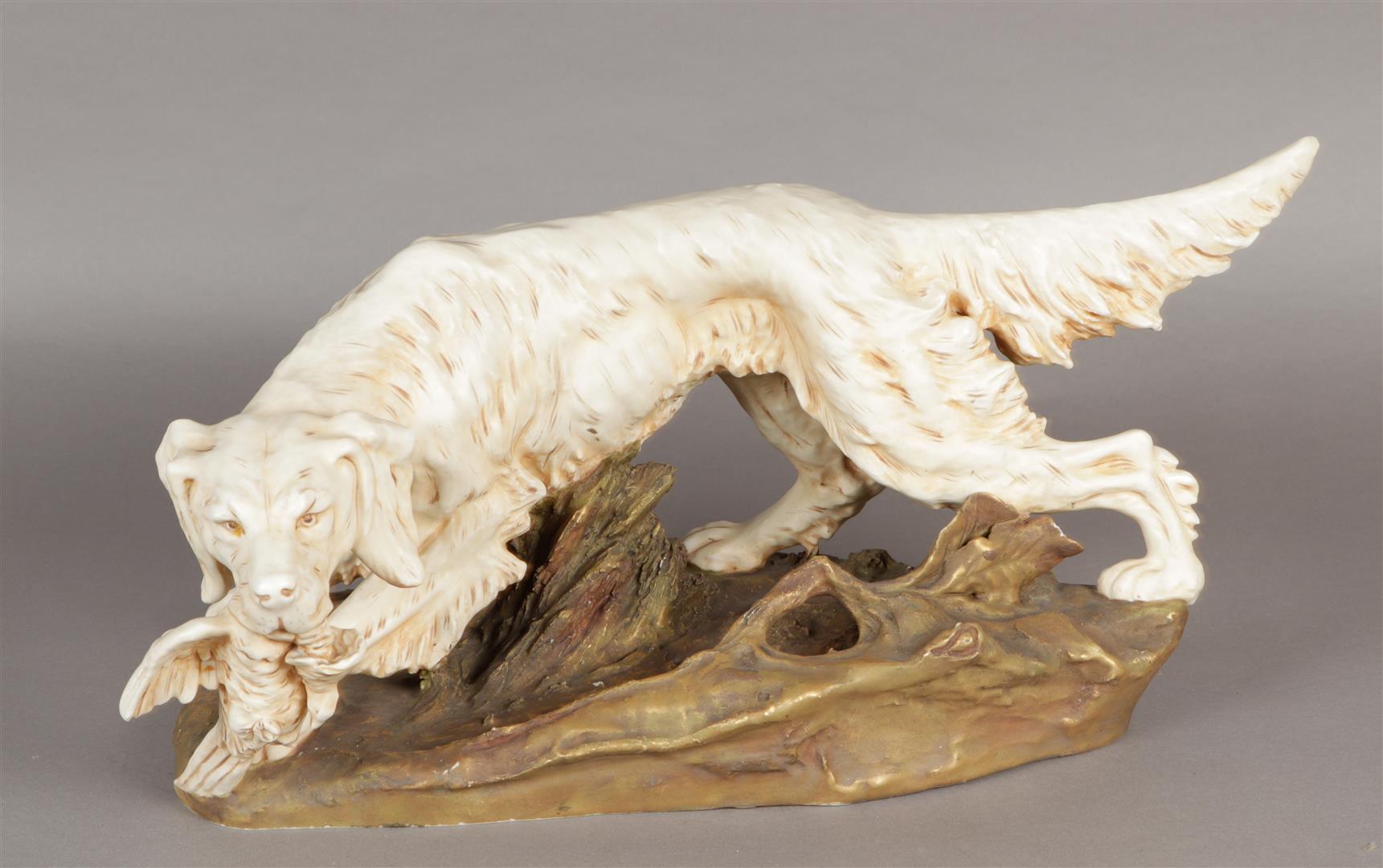 Een Royal Dux sculptuur van een retriever.