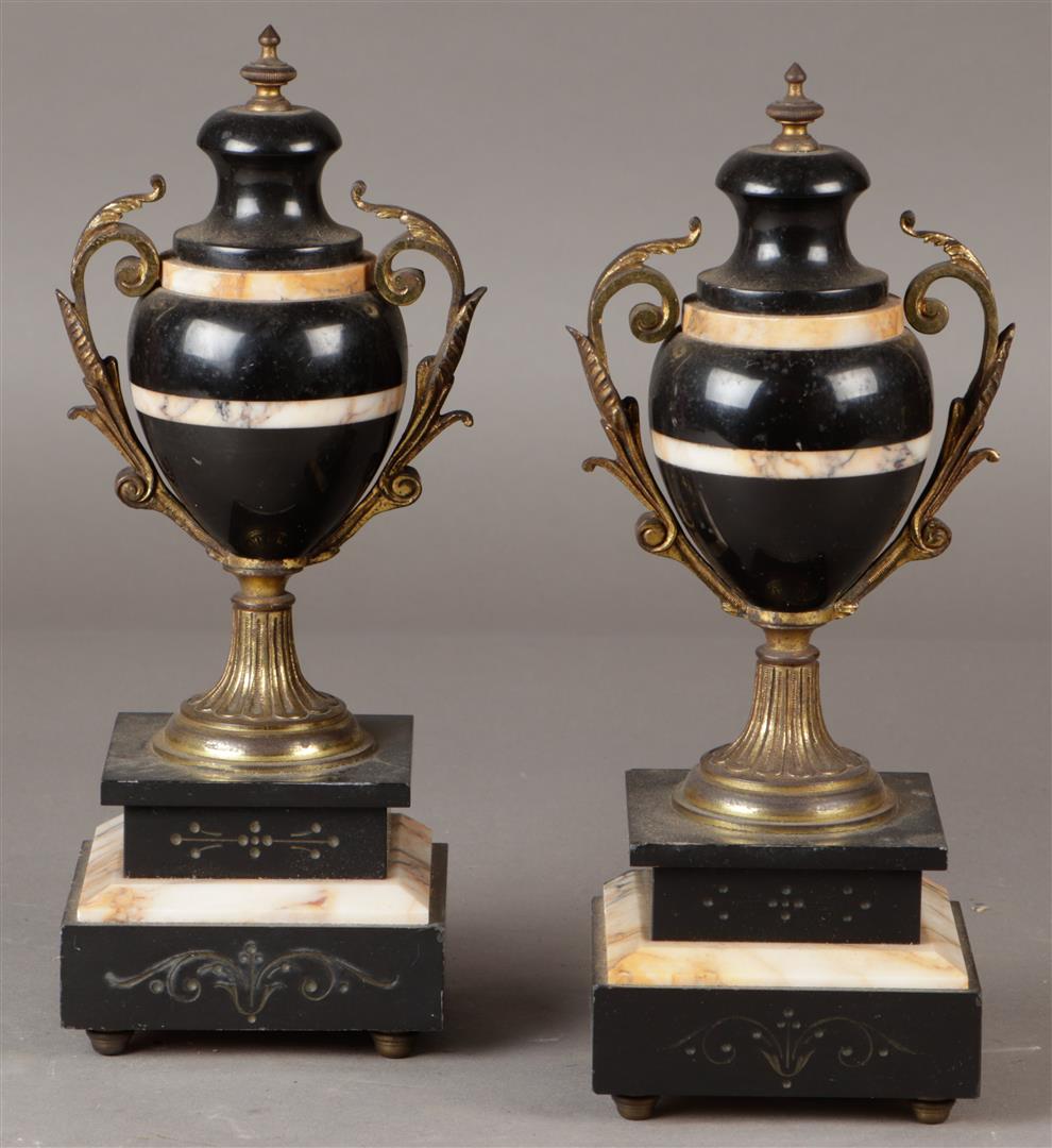 Een koppel, zwart-wit marmeren cassolettes met bronzen mont