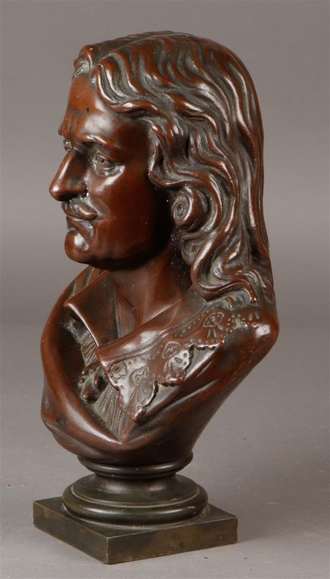 Een bruin gepatineerde bronzen buste van een heer in 17e-ee - Image 4 of 4