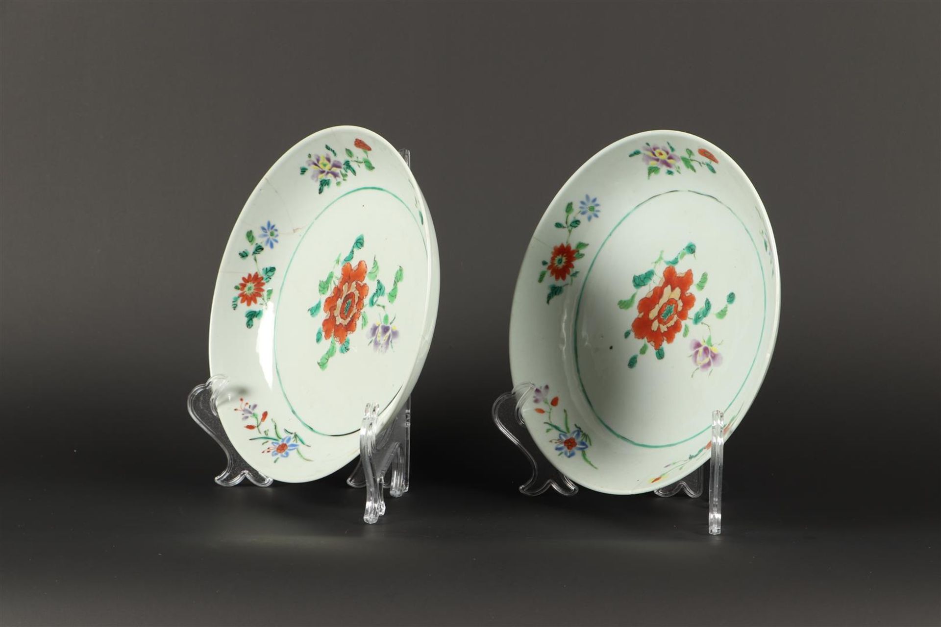 Een set porseleinen borden met floraal decor. China, 18e ee - Image 4 of 5