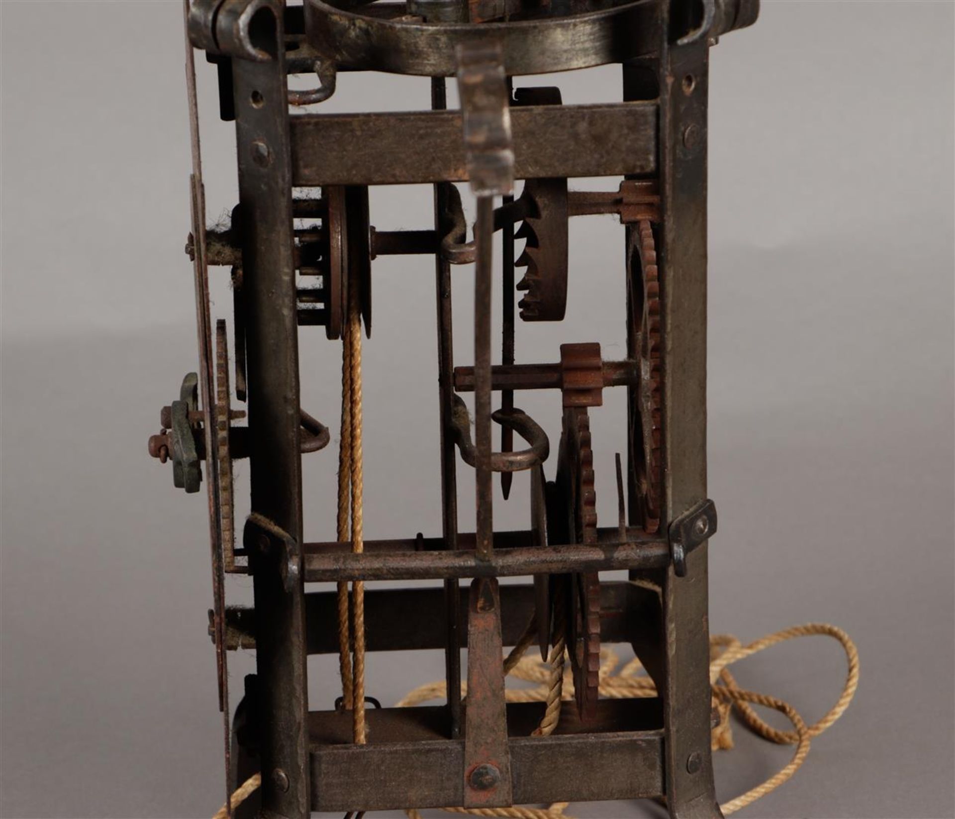 Een smeedijzeren klok, 19e eeuw, naar ouder, 16e-eeuws, voo - Image 5 of 8