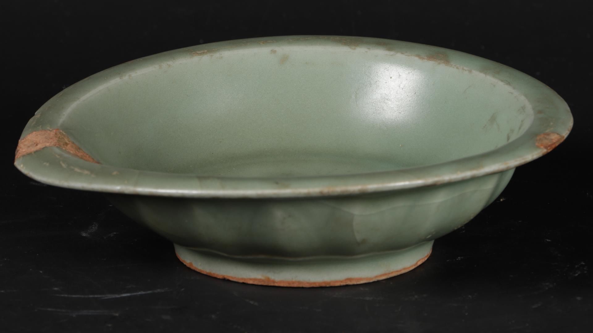 Een celadon zgn.  'twin fish' schotel. China,  Yuan/Ming.   - Image 2 of 3